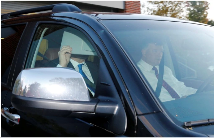 Ông Manafort ngồi xe hơi rời nhà sáng 30-10. Ảnh: REUTERS