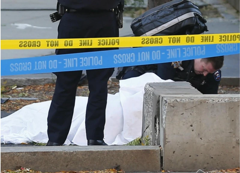 Một nạn nhân thiệt mạng tại hiện trường. Ảnh: AP