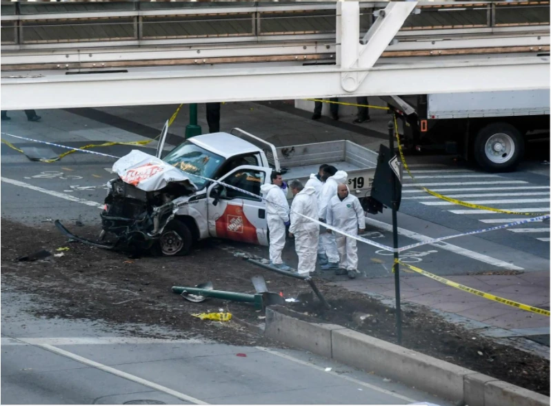 Cảnh sát bên chiếc xe tải, phương tiện khủng bố - tại hiện trường. Ảnh: GETTY IMAGES
