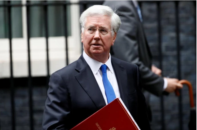 Bộ trưởng Quốc phòng Anh Michael Fallon rời tòa nhà chính phủ số 10 phố Downing ở London (Anh) sau một cuộc họp nội các ngày 27-6. Ảnh: REUTERS
