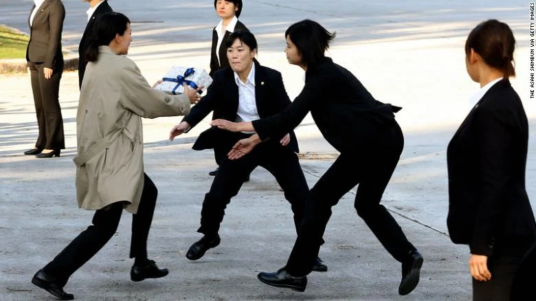 Nữ cảnh sát diễn tập phục vụ công tác bảo vệ an ninh cho bà Trump, tại Tokyo ngày 1-11. Ảnh: CNN