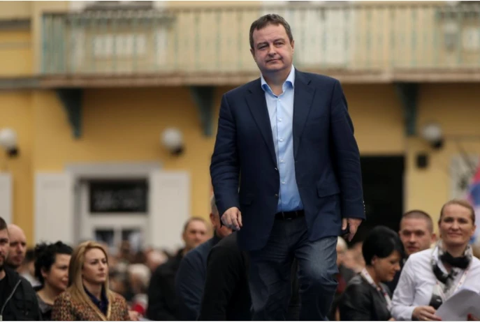 Ngoại trưởng Serbia Ivica Dacic trong một cuộc tuần hành ở Novi Sad (Serbia) ngày 18-3-2017. Ảnh: REUTERS