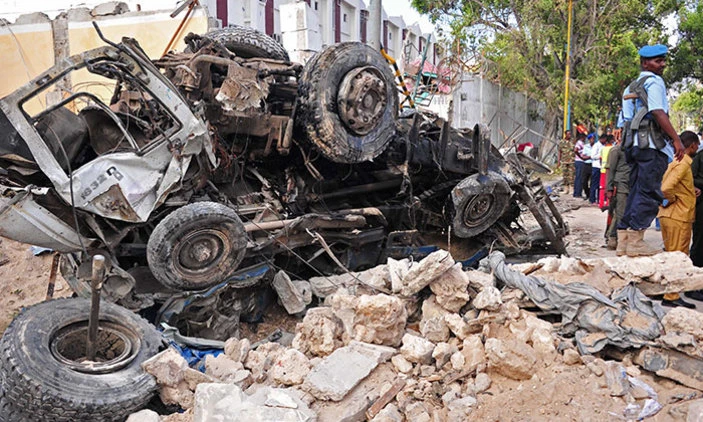 Hiện trường một vụ đánh bom xe ở thủ đô Magadishu (Somalia) tháng 10. Ảnh: AFP