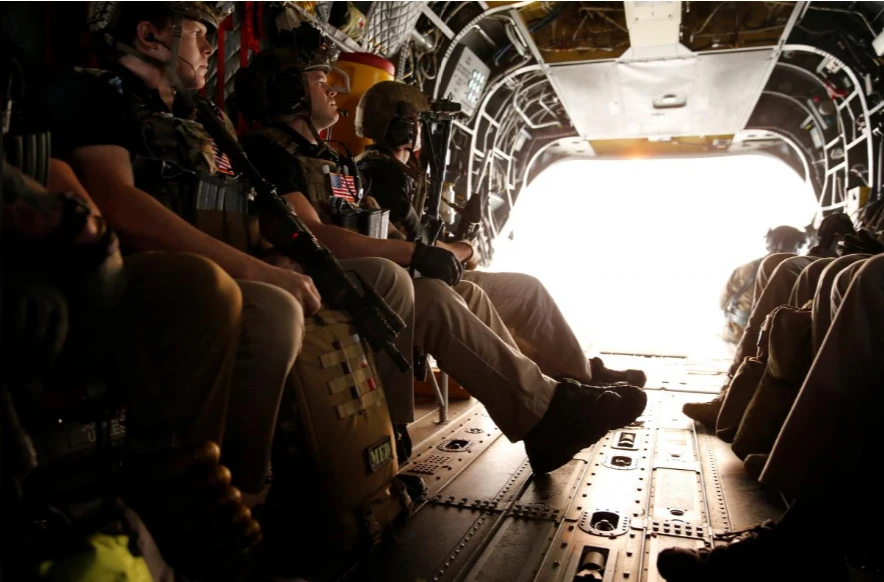 Đội mật vụ Mỹ trên một trực thăng tháp tùng trực thăng chở Tổng thống Trump đến khu phi quân sự sáng 8-11, nhưng bất thành. Ảnh: REUTERS