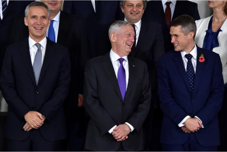 (Từ trái qua): Tổng Thư ký NATO Jens Stoltenberg, hai Bộ trưởng Quốc phòng Mỹ James Mattis và Anh Gavin Williamson tại hội nghị Bộ trưởng Quốc phòng NATO tại Bỉ ngày 8-11. Ảnh: REUTERS