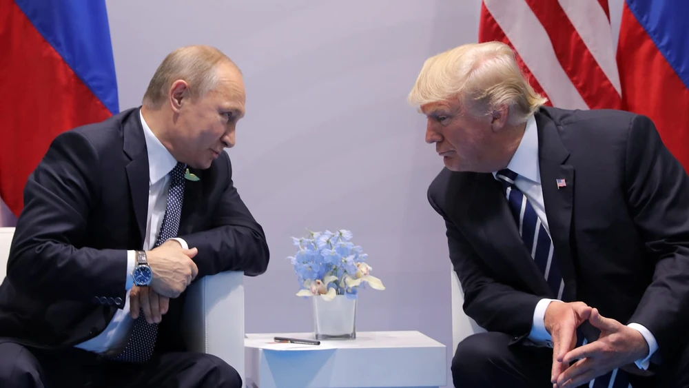 Tổng thống Nga Putin (trái) gặp Tổng thống Trump bên lề hội nghị G20 ở Hamburg (Đức) tháng 7 vừa rồi. Ảnh: AP