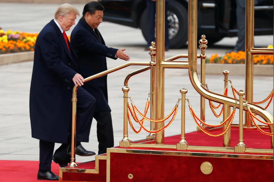 Tổng thống Mỹ Donald Trump (trái) và Chủ tịch Trung Quốc Tập Cận Bình trong lễ đón chính thức tại Đại Lễ đường nhân dân Bắc Kinh (Trung Quốc) sáng 9-11. Ảnh: REUTERS