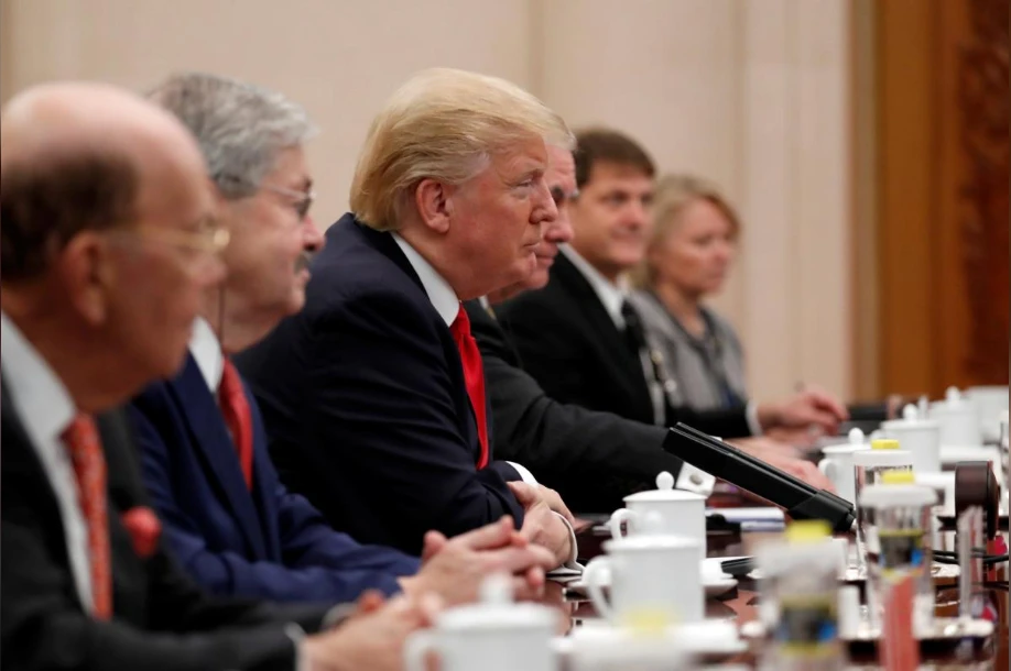 Phái đoàn Tổng thống Mỹ Donald Trump trong buổi hội đàm với phái đoàn Thủ tướng Trung Quốc Lý Khắc Cường tại Đại Lễ đường nhân dân Bắc Kinh (Trung Quốc) ngày 9-11. Ảnh: REUTERS