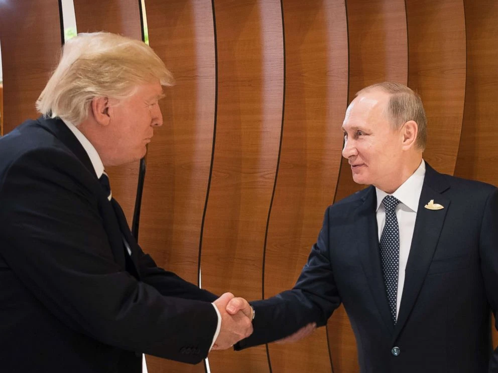 Tổng thống Trump (trái) bắt tay Tổng thống Putin trước phiên làm việc đầu tiên của hội nghị G20 ở Hamburg (Đức) ngày 7-7-2017. Ảnh: AP