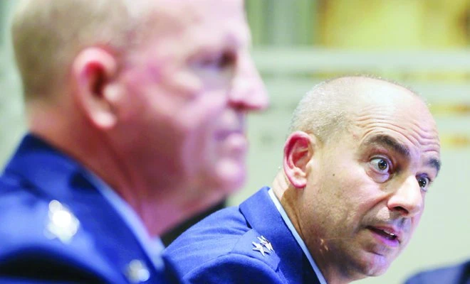 Tư lệnh Không quân Mỹ ở Qatar, Tướng Jeffrey L. Harrigian (phải) họp báo tại Dubai ngày 10-11. Ảnh: AP