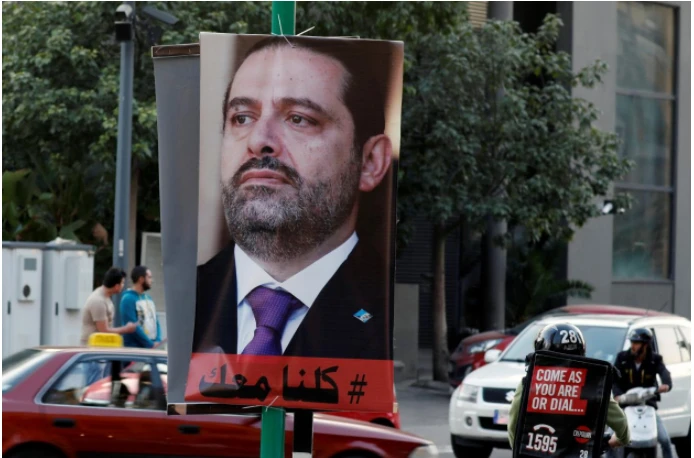 Áp phích in hình ông Hariri vẫn được giăng khắp đường phố thủ đô Beirut (Lebanon) ngày 17-11. Ảnh: REUTERS