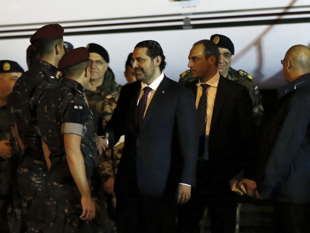 Thủ tướng Lebanon Saad al-Hariri đặt chân xuống sân bay Beirut khuya 21-11. Ảnh: REUTERS