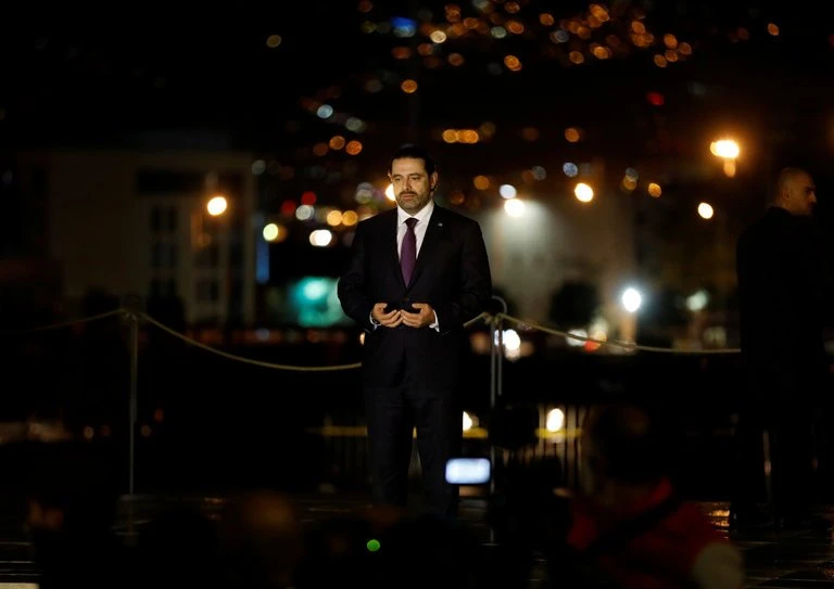 Thủ tướng Lebanon Saad al-Hariri cầu nguyện tại mộ phần cha mình ngay khi trở về Beirut tối 21-11. Ảnh: REUTERS