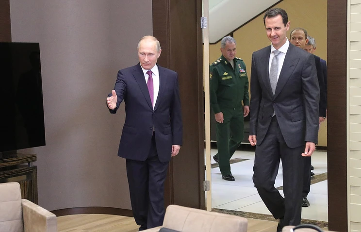 Tổng thống Nga Vladimir Putin (phải) đón Tổng thống Syria Bashar al-Assad trong cuộc gặp tại Sochi (Nga) ngày 20-11. Ảnh: AP