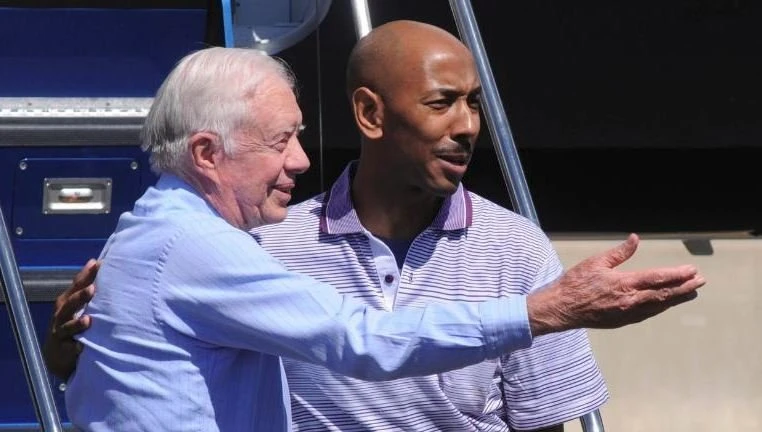 Anh Aijalon Mahli Gomes (phải) được cựu Tổng thống Mỹ Jimmy Carter (trái) đưa về Mỹ. Ảnh: FOX NEWS