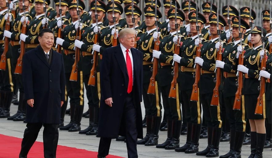 Tổng thống Mỹ Donald Trump (phải) được Chủ tịch Trung Quốc Tập Cận Bình đón tiếp trong chuyến thăm Trung Quốc đầu tháng này. Ảnh: AP