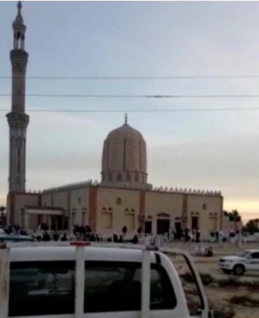 Bên ngoài đền thờ Al Rawdah ở bán đảo Sinai (Ai Cập) sau vụ đánh bom xả súng kinh hoàng chiều 24-11 làm 235 người thiệt mạng. Ảnh: REUTERS