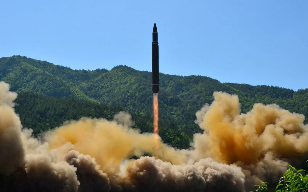 Tên lửa ICBM Hwasong-14 của Triều Tiên trong một vụ phóng hồi tháng 7. Ảnh: TELEGRAPH