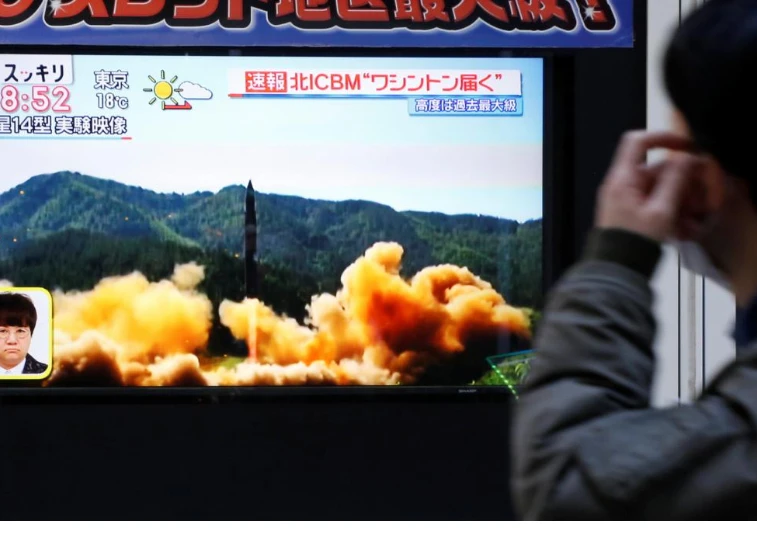 Thông tin Triều Tiên thử tên lửa được đưa trên truyền hình Tokyo (Nhật) ngày 29-11. Ảnh: REUTERS