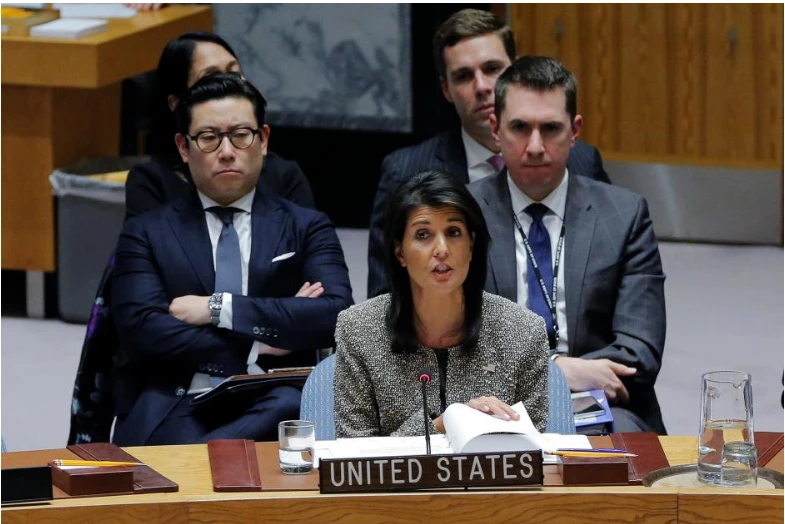 Đại sứ Mỹ tại LHQ Nikki Haley (giữa) phát biểu tại cuộc họp khẩn của Hội đồng Bảo an LHQ về vụ thử tên lửa ICBM Hwasong-15 của Triều Tiên, ngày 29-11 tại New York (Mỹ). Ảnh: REUTERS
