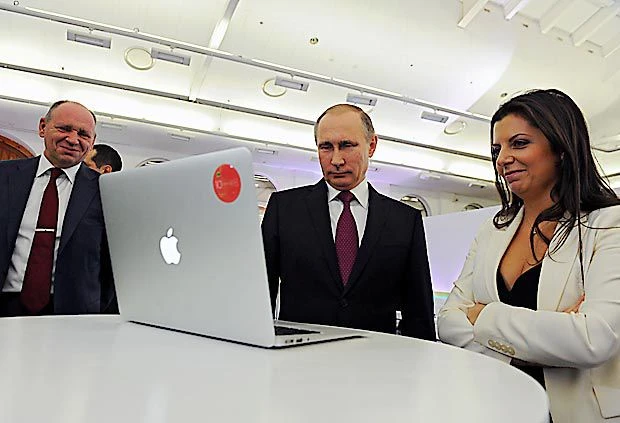 Giám đốc đài RT Margarita Simonyan (phải), Tổng thống Nga Vladimir Putin (giữa) và Phó Chánh Văn phòng Điện Kremlin Alexei Gromov (trái) tham dự một lễ trưng bàu kỷ niệm 10 năm thành lập RT tại Moscow (Nga) ngày 10-12-2015. Ảnh: AP