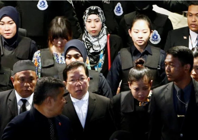 Hai nghi phạm Đoàn Thị Hương và Siti Aisyah (thứ hai và thứ ba từ trái sang, hàng đầu) bị cáo buộc ám sát ông Kim Jong-nam được đưa về lại hiện trường vụ án là sân bay quốc tế Kuala Lumpur, ngày 24-10. Ảnh: REUTERS