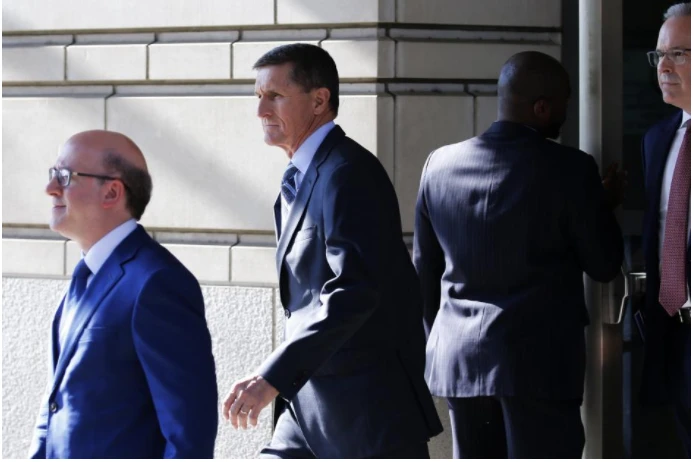 Ông Michael Flynn (giữa), cựu Cố vấn An ninh Quốc gia Mỹ rời tòa án liên bang Washington ngày 1-12. Ảnh: REUTERS