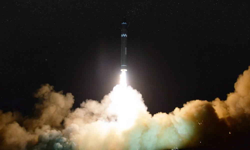 Tên lửa ICBM Hwasong-15 được Triều Tiên phóng ngày 29-11. Ảnh: KCNA