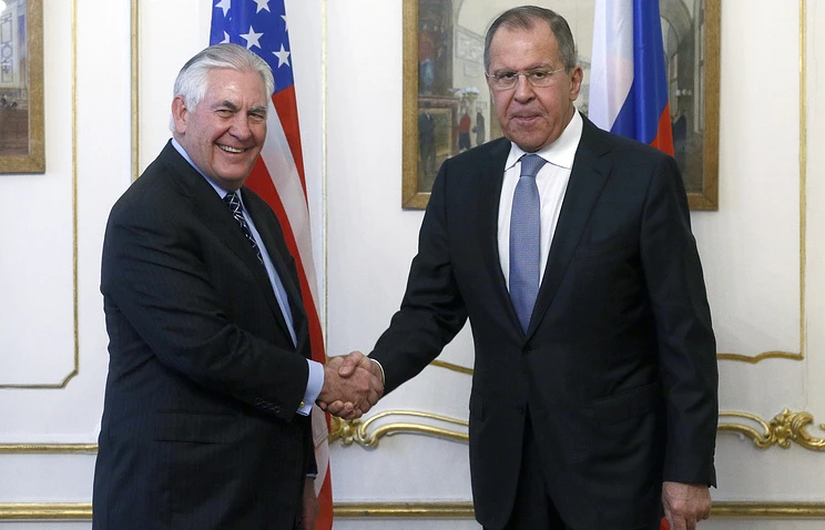 Ngoại trưởng Mỹ Rex Tillerson (trái) và Ngoại trưởng Nga Sergei Lavrov gặp nhau tại Vienna (Áo) ngày 7-12. Ảnh: TASS