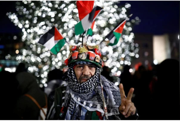 Biểu tình tại Berlin (Đức) ngày 8-12, phản đối quyết định của Tổng thống Mỹ Trump công nhận Jerusalem là thủ đô của Israel. Ảnh: REUTERS