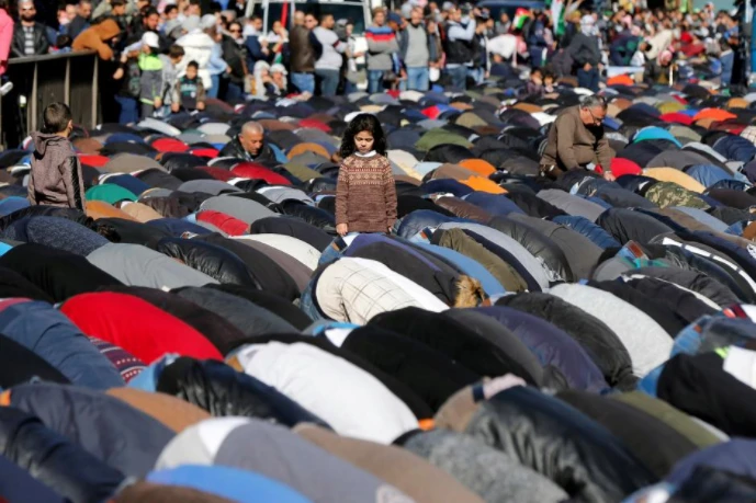 Tín đồ Hồi giáo Jordan trong ngày cầu nguyện 8-12, phản đối quyết định của Tổng thống Mỹ Trump công nhận Jerusalem là thủ đô của Israel. Ảnh: REUTERS