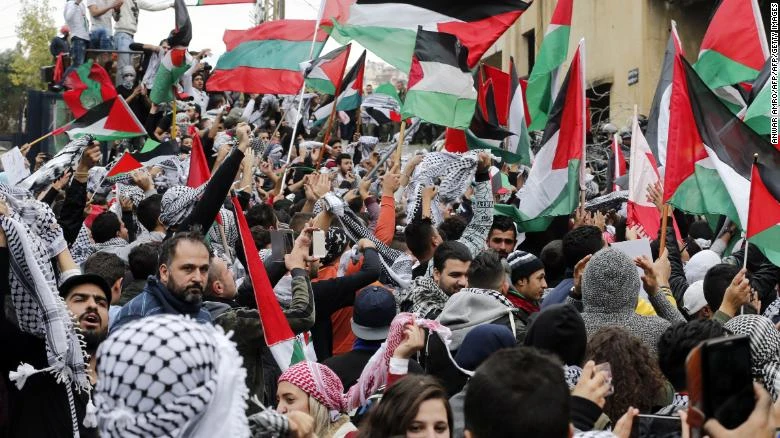 Biểu tình trước đại sứ quán Mỹ ở Beirut (Lebanon) ngày 11-12, phản đối quyết định của Tổng thống Mỹ Trump công nhận Jerusalem là thủ đô Israel. Ảnh: CNN