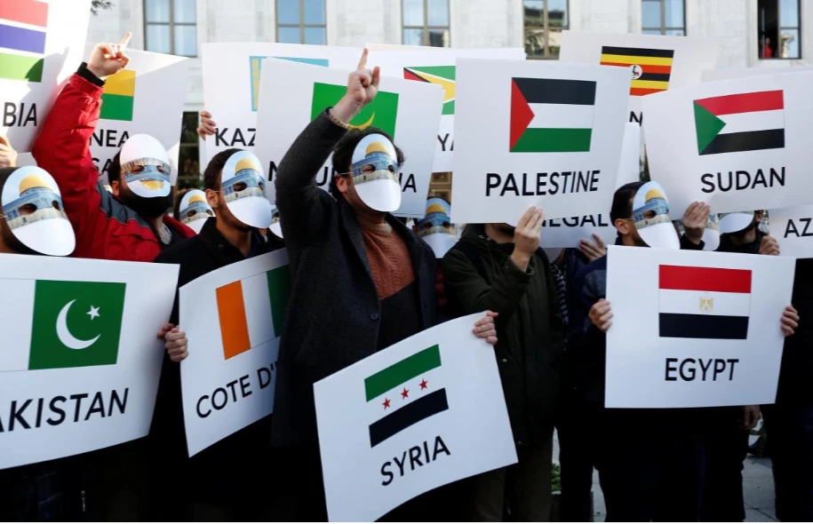 Biểu tình ủng hộ Palestine bên ngoài nơi diễn ra bất thường của Tổ chức Hợp Tác Hồi giáo (OIC) ở Istanbul (Thổ Nhĩ Kỳ) ngày 13-12. Ảnh: REUTERS