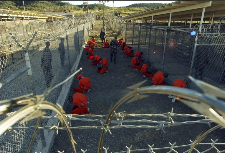 Nhà tù Guantanamo tại căn cứ hải quân Mỹ ở vịnh Guantanamo thuê của Cuba thời điểm năm 2002. Ảnh: IBT