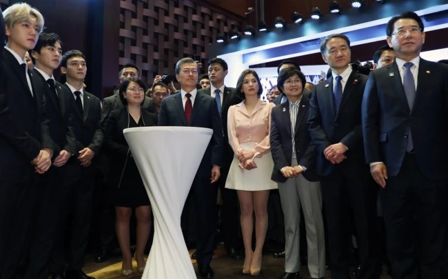 Tổng thống Hàn Quốc Moon Jae-in cùng nữ diễn viên Song Hye-kyo và các thành viên ban nhạc EXO tại lễ khai mạc sự kiện Đối tác Kinh tế và Thương mại Hàn-Trung tại Bắc Kinh (Trung Quốc) ngày 14-12. Ảnh: YONHAP