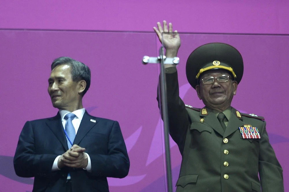 Tướng Hwang Pyong-so (phải) tại Đại hội Thể thao châu Á ở Hàn Quốc tháng 10-2014. Ảnh: AFP