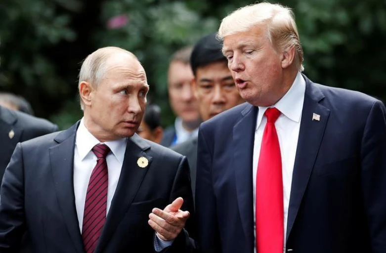 Tổng thống Mỹ Donald Trump (phải) và Tổng thống Nga Vladimir Putin tại đợt hội nghị APEC ở Đà Nẵng ngày 11-11. Ảnh: REUTERS