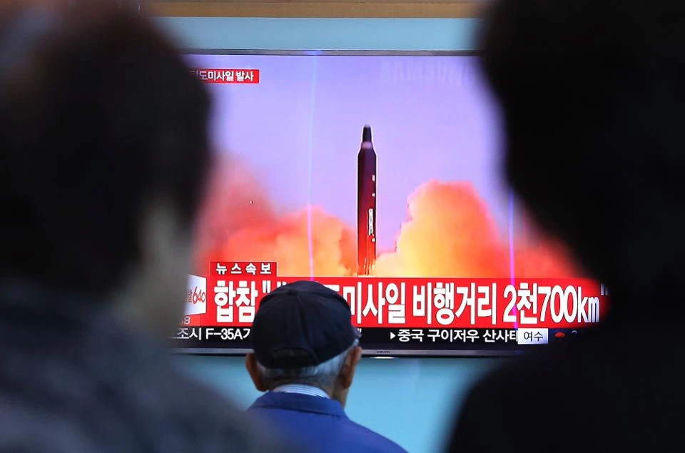 Dân Hàn Quốc xem bản tin về vụ thử tên lửa ICBM Hwasong-15 ngày 29-11 của Triều Tiên. Ảnh: AP