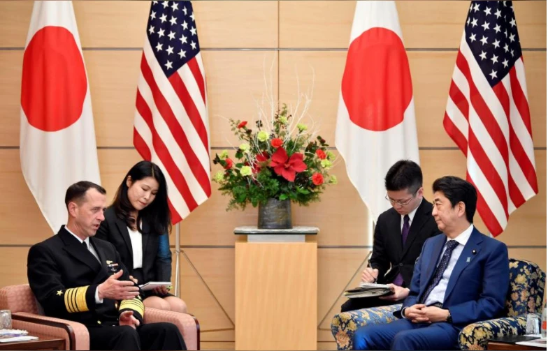 Đô đốc Mỹ John Richardson (trái), Chỉ huy Các Chiến dịch Hàng hải Mỹ gặp Thủ tướng Nhật Shinzo Abe tại Tokyo ngày 18-12. Ảnh: REUTERS