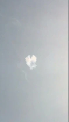 Khói được nhìn thấy trên bầu trời Riyadh sau khi tên lửa Saudi Arabia bắn chặn tên lửa Houthi bắn từ Yemen sang. Ảnh: TWITTER