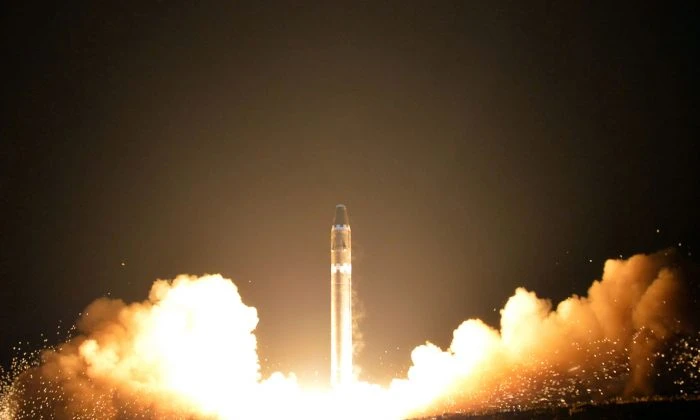 Tên lửa ICBM Hwasong-15 của Triều Tiên trong vụ thử ngày 29-11. Các chuyên gia dự đoán Triều Tiên sẽ thử tên lửa mang đầu đạn hạt nhân trong năm 2018. Ảnh: AFP
