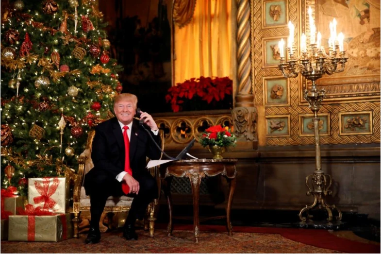 Tổng thống Donald Trump nhận điện thoại của trẻ em từ khu nghỉ mát Mar-a-Lago ở Palm Beach, bang Florida (Mỹ) trong đêm Giáng sinh 24-12. Ảnh: REUTERS