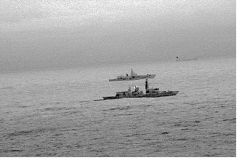 Hình ảnh từ trực thăng cho thấy tàu khu trục HMS St Albans đang hộ tống tàu chiến Đô đốc Gorshkov của Nga khi tàu này tiến sát lãnh hải Anh ở biển Bắc. Ảnh do HẢI QUÂN HOÀNG GIA ANH cung cấp ngày 25-12