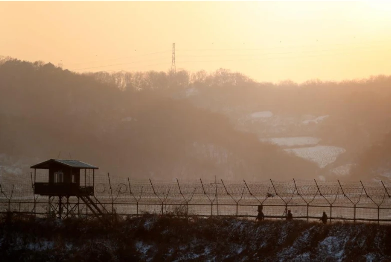 Hàng rào kẽm gai ngăn cách liên Triều ở TP Paju, tỉnh Gyeonggi (Hàn Quốc). Ảnh: REUTERS