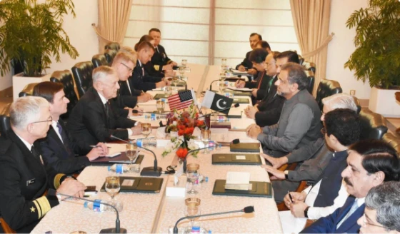 Phái đoàn quốc phòng Mỹ do Bộ trưởng Quốc phòng Mỹ James Mattis dẫn đầu (giữa, trái) trong cuộc gặp với Thủ tướng Pakistan Shahid Khaqan Abbasi ngày 4-12-2017. Ảnh: TWITTER