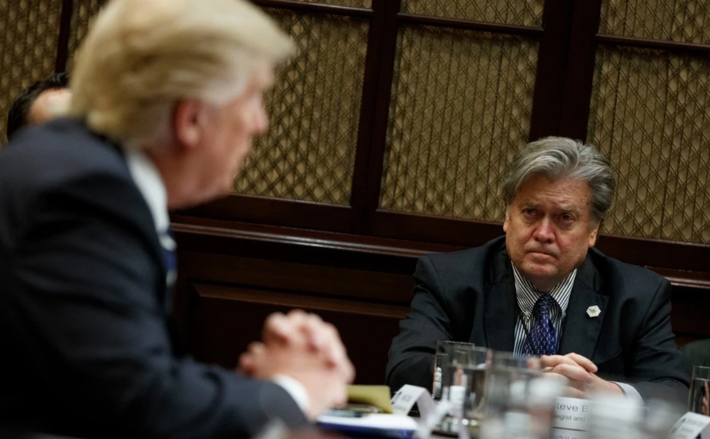 Ông Steve Bannon và ông Donald Trump trong cuộc gặp tại Nhà Trắng ngày 31-1-2017. Ảnh: AP