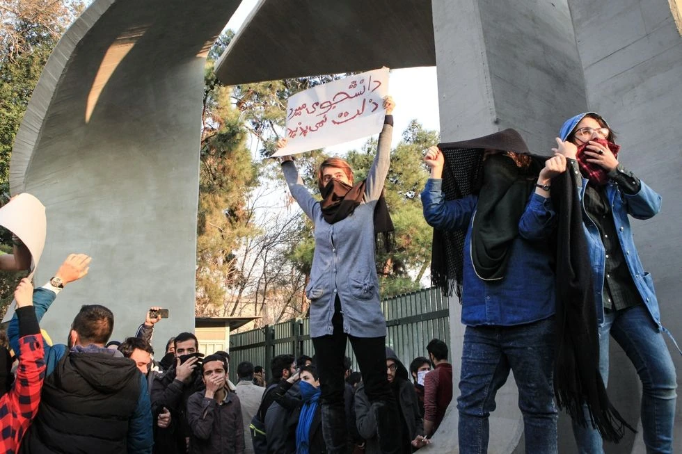 Biểu tình ở Iran đã kéo dài hơn 10 ngày với 22 người chết và 450 người bị bắt. Iran cáo buộc CIA, Israel, Saudi Arabia xúi giục biểu tình. Ảnh: GETTY IMAGES