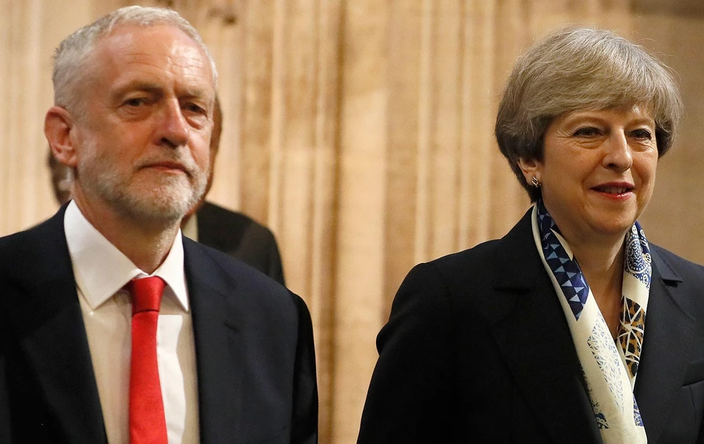 Lãnh đạo Công Đảng - đảng đối lập ở Anh Jeremy Corbyn và Nữ Thủ tướng Anh Theresa May. Ảnh: AP