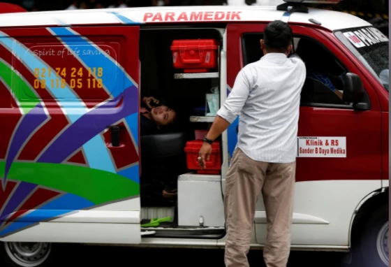 Người bị thương được đưa đi bệnh viện, ngày 15-1. Ảnh: REUTERS