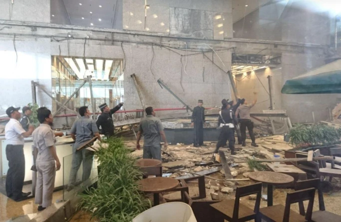 Hình ảnh hiện trường sập tầng lửng sàn chứng khoán Jakarta ngày 15-1. Ảnh: AP